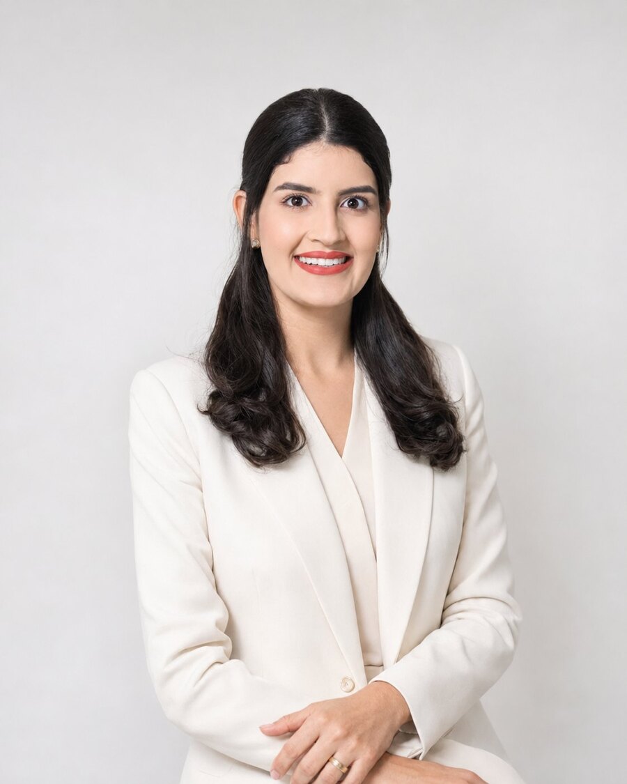 Retrato profissional da Dra. Isabela Storck sorrindo